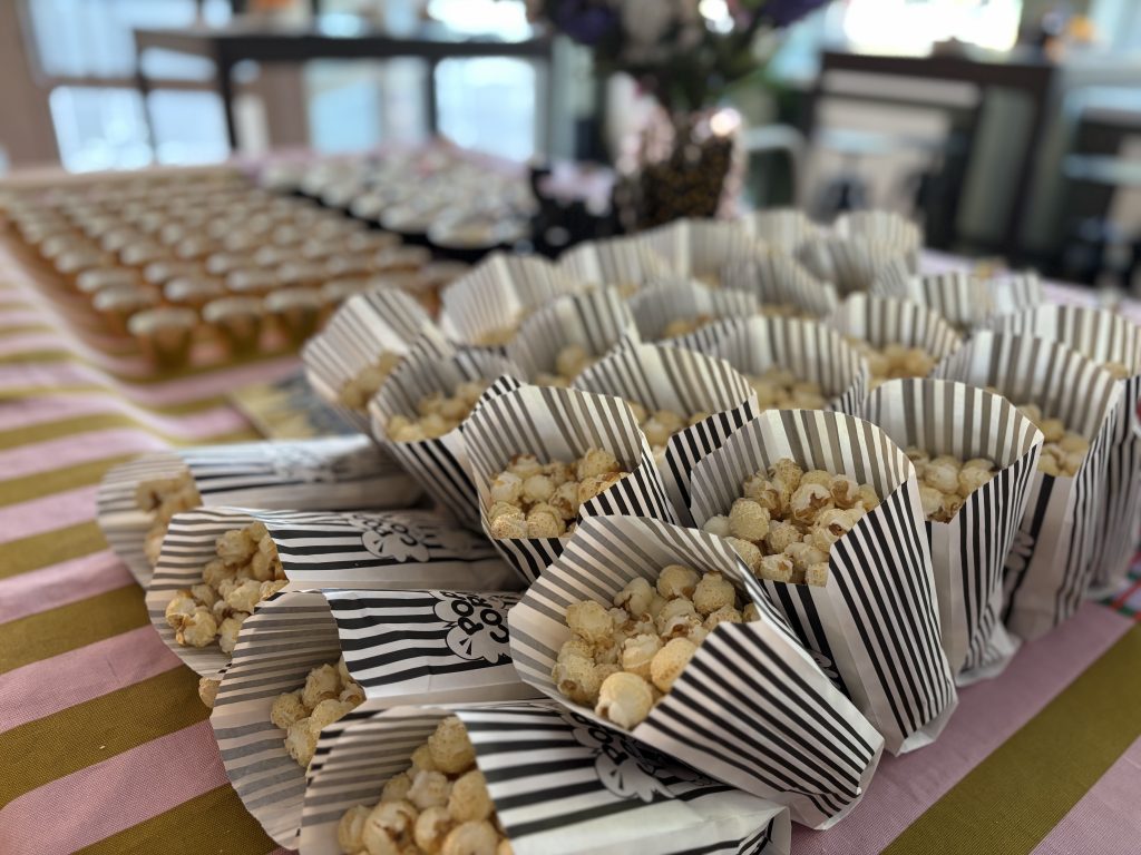 Das Bild zeigt Snacks auf der Grone Absolventenfeier.