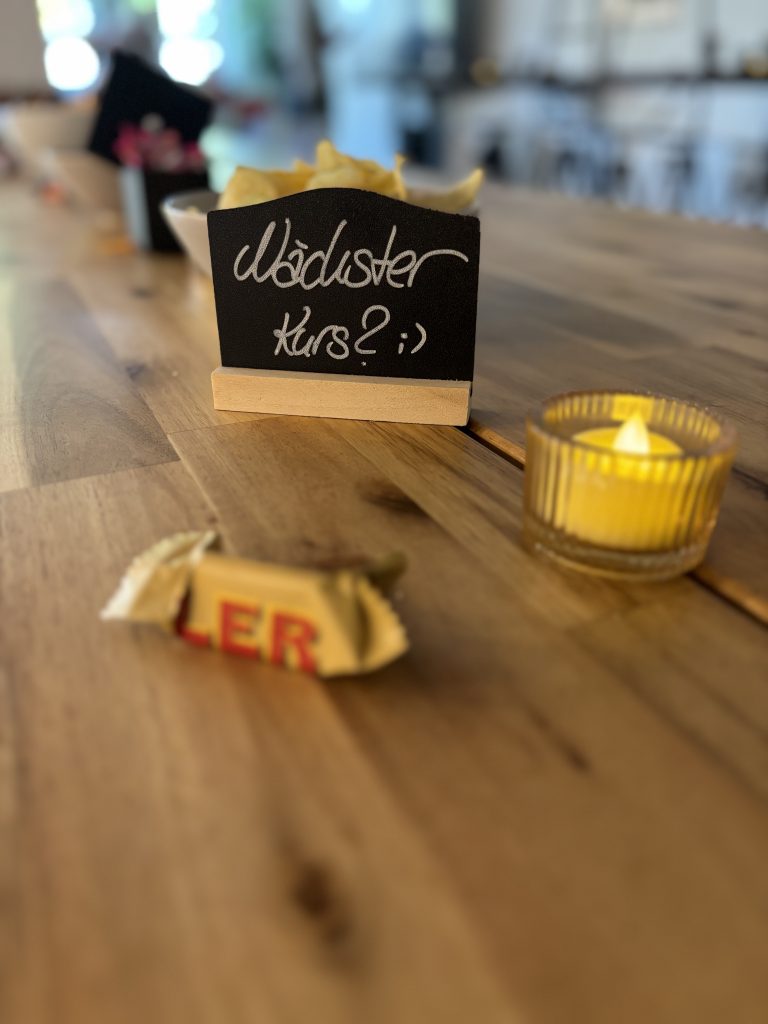 Das Bild zeigt einen geschmückten Tisch. 