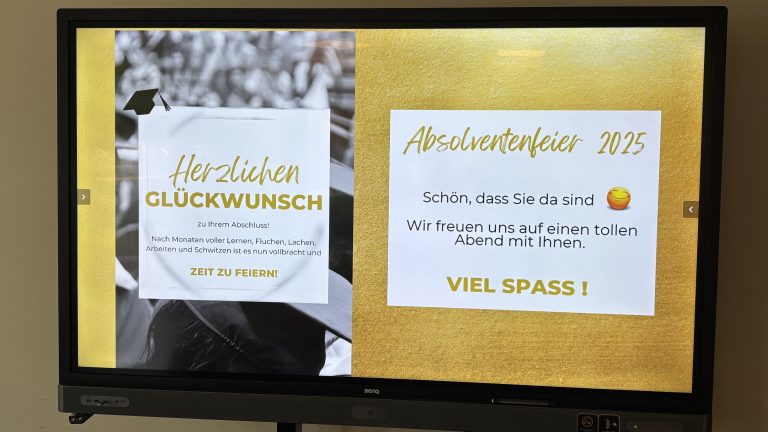 Das Bild zeigt einen Bildschirm mit einem Willkommensgruß für die Besucher*innen.