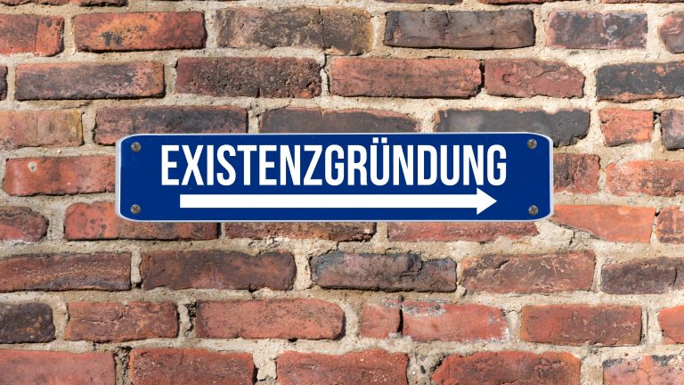 Das Bild zeigt ein Schild mit dem Wort "Existenzgründung"